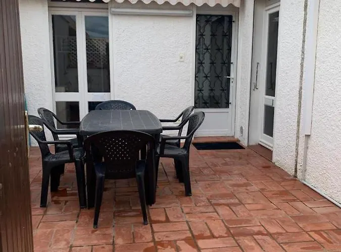 Holiday home Patio Avec Cour Et Place De Parking En Bord De