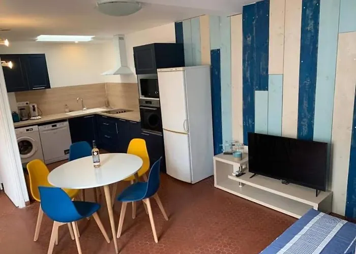 Patio Avec Cour Et Place De Parking En Bord De Holiday home Port-la-Nouvelle