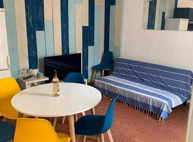 Holiday home Patio Avec Cour Et Place De Parking En Bord De