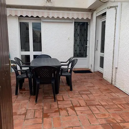 Prázdninový dům Patio Avec Cour Et Place De Parking En Bord De