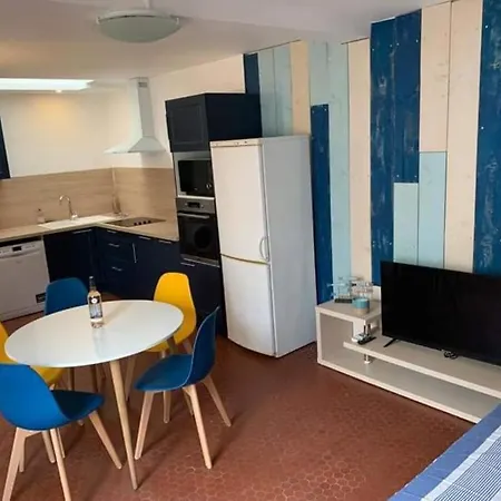 Patio Avec Cour Et Place De Parking En Bord De 펜션 포르트라누벨
