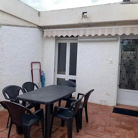Patio Avec Cour Et Place De Parking En Bord De Port-la-Nouvelle