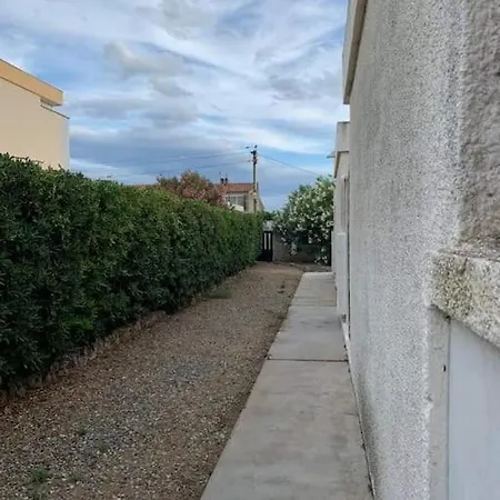 Patio Avec Cour Et Place De Parking En Bord De * 포르트라누벨